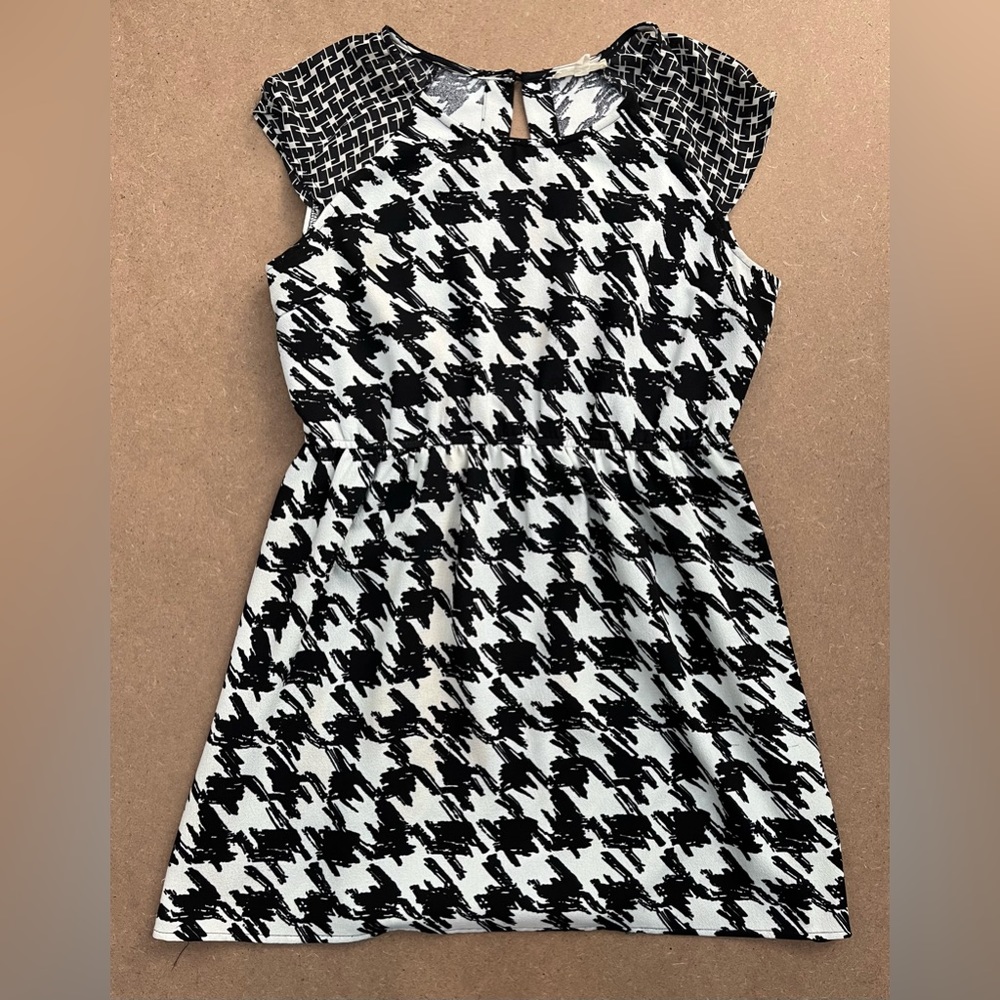 Hem and Tread Women’s Black and White Houndstooth like Pattered Dress